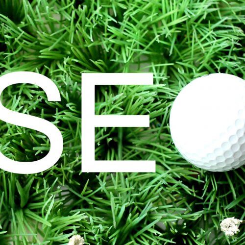 Le mot « SEO » (ou « référencement naturel ») formé par une balle de golf posée sur du gazon artificiel.