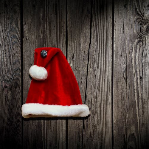 Notre promo de Noël prend tout son sens avec ce bonnet de père Noël cloué sur des planches de bois.