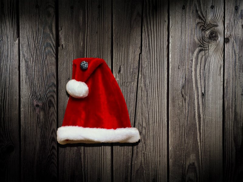 Notre promo de Noël prend tout son sens avec ce bonnet de père Noël cloué sur des planches de bois.